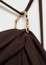 Malla enteriza marrón con un solo tirante y detalle de aro dorado.