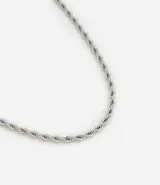 Collar plateado de metal con cadena retorcida y cierre de mosquetón.