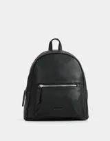 Mochila negra de cuerina con bolsillo frontal con cierre, correas regulables, manija superior, cierre superior y tag de metal.