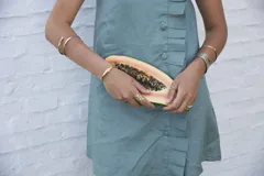 Anillo dorado con diseño abstracto con aberturas.