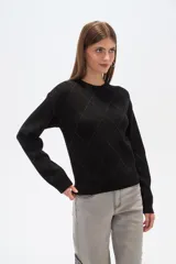 Sweater negro con cuello redondo y diseño de rombos grises.