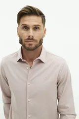 Camisa de manga larga color beige, de corte clásico y fit regular.
