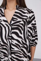 Blusa color beige con estampado abstracto en tonos marrones, de viscosa, corte al cuerpo y cuello en V.