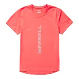 Remera deportiva color coral con logo de la marca Merrell estampado verticalmente en el frente.