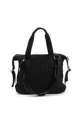 Bolso tipo duffle negro con diseño acolchado, doble asa de mano y correa de hombro ajustable y removible.