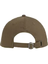 Gorra de béisbol color verde oliva con tejido de espiga, diseño de seis paneles, botón en la parte superior, ojales de ventilación, hebilla de ajuste metálica en la parte trasera y logo esmaltado de Tommy en la parte delantera.