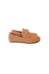 Mocasín color caramelo de cuero gamuzado con lazo frontal y detalle de pasacintas laterales. Suela flexible antideslizante.