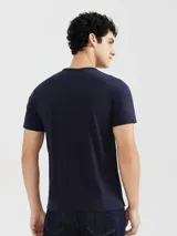 Remera negra de manga corta con corte ajustado.