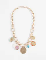 Collar dorado con cadena de eslabones grandes y dijes colgantes de diferentes formas y colores.