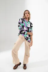 Pantalón cargo deportivo de ajuste cómodo, con bolsillos y diseño urbano.