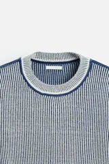 Jersey de punto con cuello redondo y manga larga. Diseño a rayas verticales en color azul marino y blanco.