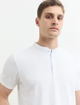 Remera manga corta con cuello mao y media botonadura, color azul.