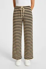 Pantalón de poliéster a rayas horizontales color beige y marrón, de calce holgado y tiro medio, con cintura elástica ajustable con cordón.