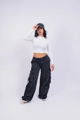 Pantalón cargo negro con múltiples bolsillos y corte holgado.