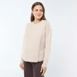 Sweater beige de punto suave, con cuello redondo y mangas largas. Diseño holgado y tejido texturizado.