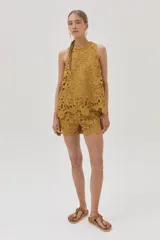 Top halter color mostaza de guipur con forro de algodón.