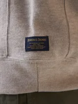 Fleece color marino con cuello alto y cierre delantero parcial, estilo cómodo.