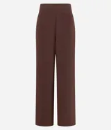 Pantalón de vestir marrón oscuro, modelo pantalona de sastrería, con cintura alta lisa y pliegues frontales.