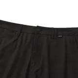 Short negro de vestir, con bolsillos laterales y traseros, trabillas para cinturón y cierre con botón.