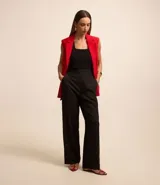 Pantalón de vestir color beige, de corte wide leg, con cintura alta y elástico en la parte trasera.