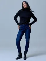 Jean skinny azul de la marca Royalty, con pretina con pasadores, botón y cierre, y bolsillos delanteros y traseros.