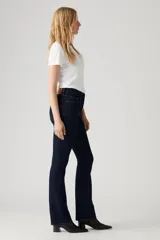 Jeans de tiro alto en denim azul oscuro, ajustados en cadera y muslos con pierna acampanada, ideales para estilizar la figura.