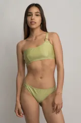 Top de bikini verde oliva de un hombro con argolla metálica y bretel ancho elastizado.