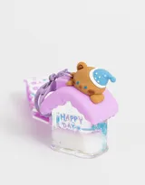 Llavero con dije de casita transparente con un oso adentro y un strap de silicona con la palabra "Happy".