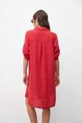 Vestido camisero rojo de lino con cuello clásico, cierre frontal con botones y mangas 3/4 con trabillas.