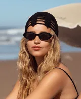 Casquete de crochet color rojo, con diseño de malla y confeccionado en hilo de algodón.