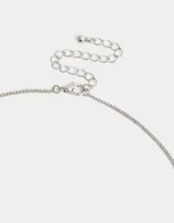 Cadena plateada con dije de corazón con alas con strass.