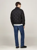 Campera bomber negra acolchada, con cuello estilo béisbol, cierre de cremallera, dos bolsillos delanteros ribeteados, cuello, puños y bajo de punto canalé.