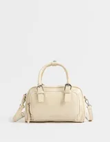 Cartera bowling color crudo con efecto craquelado, doble asa corta, correa larga regulable y desmontable, cierre superior, bolsillo frontal con cierre y hebillas decorativas.