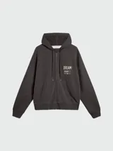 Buzo con cierre frontal, capucha y bolsillo canguro, color gris oscuro desgastado. Presenta un pequeño parche bordado en el pecho con la palabra "DREAM".
