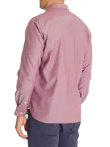 Camisa de vestir color ladrillo, de corte regular, con cuello clásico, manga larga y bolsillo en el pecho con logo bordado.