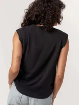 Musculosa blanca con cuello en V y sisas anchas.