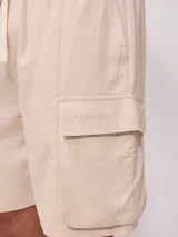 Short color beige con bolsillos cargo laterales, cintura elástica con cordón ajustable.