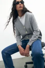 Jeans rectos en color azul medio, con corte clásico y tejido resistente.