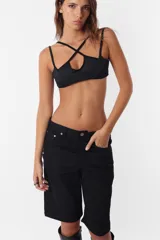 Bermuda de jean color gris claro, tiro bajo y corte ancho.