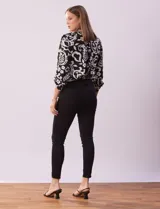 Jean skinny de tiro alto, color azul oscuro, con pretina con pasadores, botón y cierre.