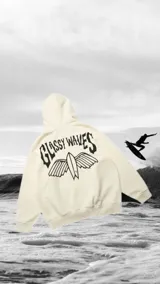 Hoodie color natural con estampado en la espalda con la frase "Glassy Waves" y una tabla de surf con alas.