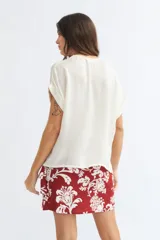 Blusa negra con escote en V, de corte suelto y manga corta.