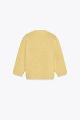 Chaqueta de punto color amarillo con textura, cuello redondo, manga francesa, bolsillos delanteros y cierre frontal con botones dorados.