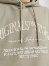 Buzo canguro con capucha color verde oliva, con cordones ajustables y bolsillo tipo canguro. Estampado frontal con texto en color crema.