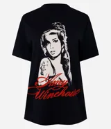 Remera de algodón negra con cuello redondo y manga corta. Presenta un estampado grande en tonos blanco y rojo de la cantante Amy Winehouse, con su firma en letra cursiva roja debajo.