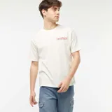 Camiseta blanca de manga corta con cuello redondo y corte oversize. Estampado pequeño con el logo de One Piece en el pecho.