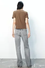 Pantalón de jean azul de corte wide leg, tiro alto y largo hasta el tobillo.