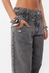 Pantalón denim rígido color gris con lavado degradé, tiro medio con doble cintura, bolsillos delanteros y traseros, cierre metálico y botones personalizados.