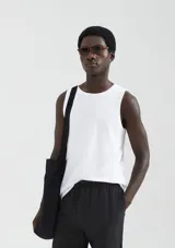 Musculosa azul de corte clásico, con cuello redondo y sisas amplias.