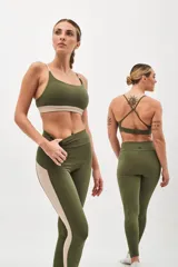 Calza deportiva larga color verde militar, de tiro alto y largo hasta el tobillo.